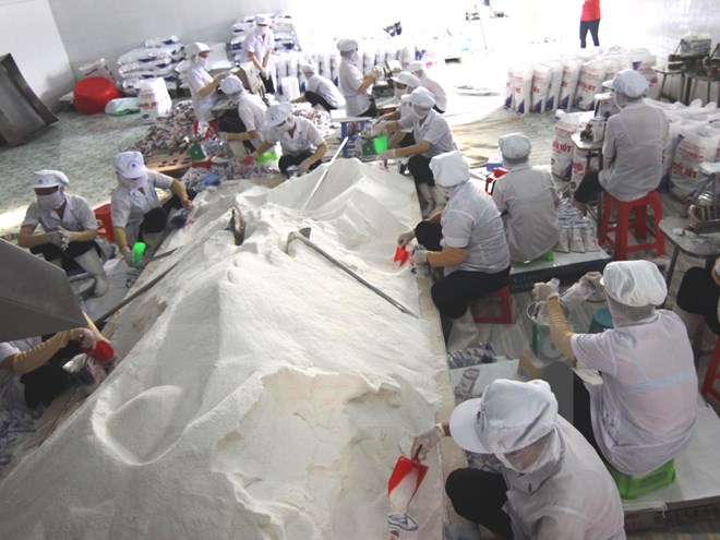 Đóng gói muối ăn tại xưởng sản xuất. 