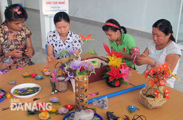 Trẻ khuyết tật học nghề làm hoa vải ở Trung tâm Bảo trợ nạn nhân chất độc da cam và trẻ bất hạnh Đà Nẵng.