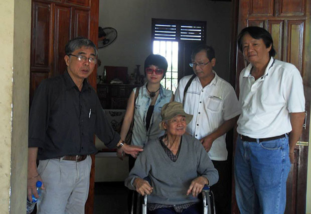 Nhà văn Trung Trung Đỉnh (bên trái) trong chuyến về thăm bà H’ Ben.