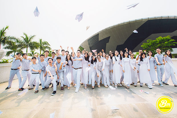 Học sinh lớp 12 Trường THPT Phan Châu Trinh lựa chọn chụp ảnh kỷ yếu ghi lại những khoảnh khắc tươi đẹp của tuổi học trò bên cạnh những dòng lưu bút. Ảnh: B.A