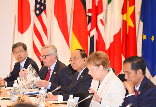 Phát biểu tại Hội nghị thượng đỉnh G7 mở rộng, Thủ tướng Nguyễn Xuân Phúc khẳng định: Sự phồn vinh và phát triển bền vững ở Việt Nam, châu Á và trên thế giới chỉ có thể được bảo đảm nếu có một môi trường quốc tế hòa bình và ổn định