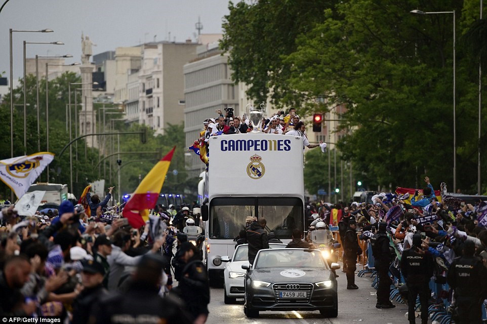 Chiếc xe bus 2 tầng đi qua các con phố ở thủ đô Madrid và tiến về phía quảng trường Cybele trong sự chào đón của người hâm mộ.