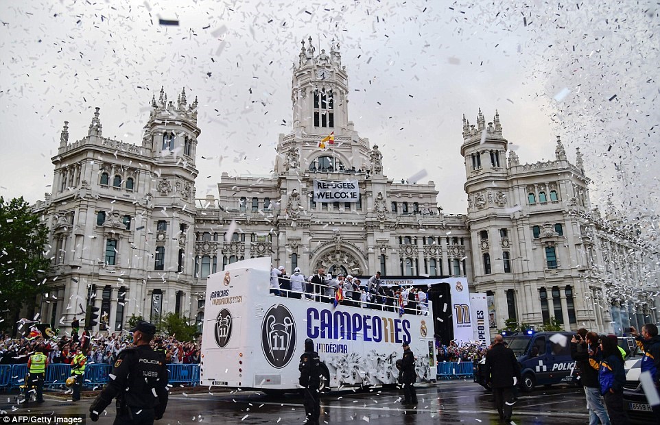 Khung cảnh hoành tráng ở quảng trường Cibeles, nơi diễn ra màn rước Cúp Champions League của Real.