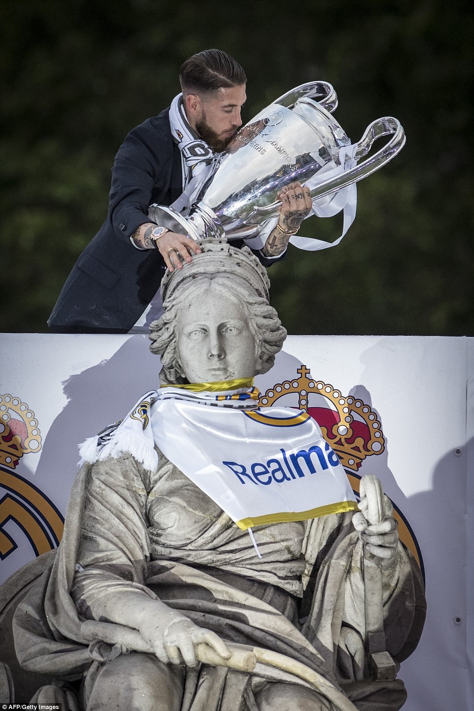 Sergio Ramos hôn chiếc Cúp, và thực hiện nghi lễ quàng cờ Real Madrid lên bức tượng nổi tiếng ở quảng trường Cibeles.