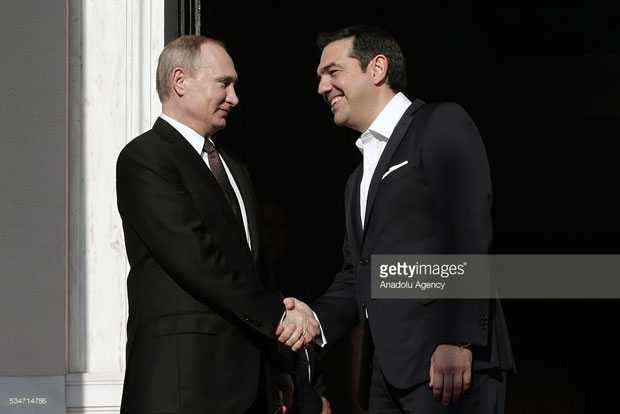 Tổng thống Nga Vladimir Putin (trái) gặp gỡ Thủ tướng Hy Lạp Alexis Tsipras tại Athens. 	                      Ảnh: Getty Images