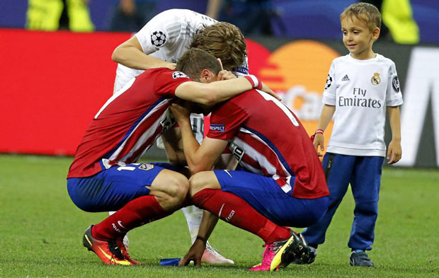 Tiền vệ Modric (Real, áo trắng) an ủi các cầu thủ Atletico sau khi Atletico thất bại trên chấm phạt đền. 		                              		                                        Ảnh: Marca