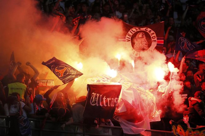 Pháo sáng được các cổ động viên quá khích đốt trong trận đấu giữa câu lạc bộ Paris Saint-Germain và câu lạc bộ Olympique Marseille ngày 21-5 - Ảnh: Reuters