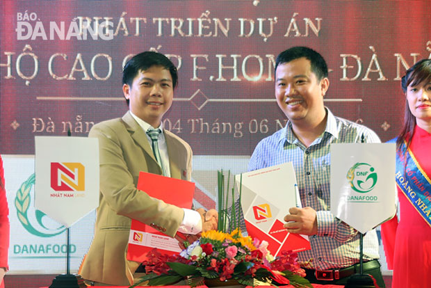 Ông Nguyễn Đức Tâm (trái), Tổng Giám đốc Công ty Hoàng Nhất Nam, ký kết hợp tác với các đối tác. 