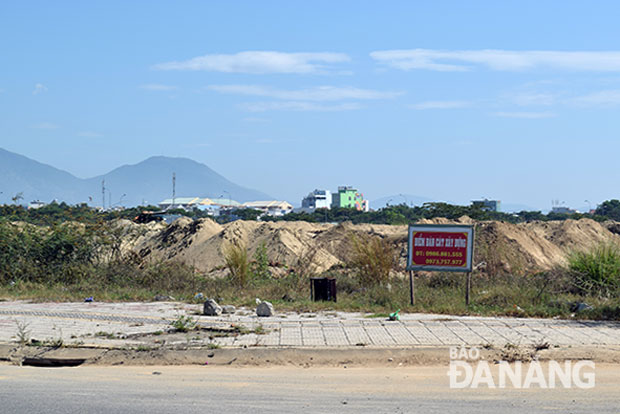 Gần khu vực Bệnh viện Ung bướu (phường Hòa Minh) xuất hiện điểm tập kết, kinh doanh cát gây ô nhiễm môi trường, khiến người dân bức xúc.
