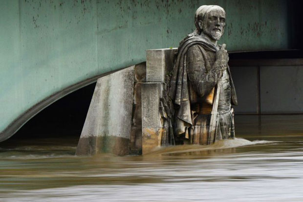 Mực nước lũ năm 2016 trên tượng Paris’ Zouave dưới chân cầu Alma 