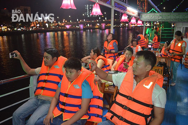 Khi được đón khách hoạt động trở lại, du khách tham gia thưởng ngoạn sông Hàn trên tàu đều được mặc áo phao đầy đủ.