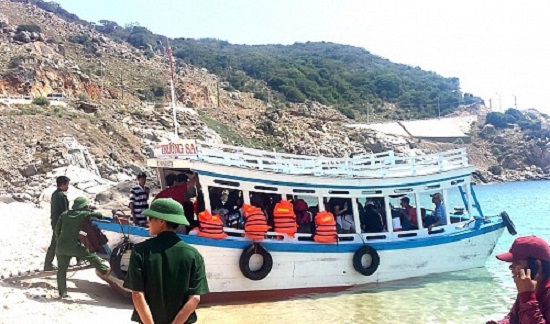 Border guards inspect a tourist boat in Ninh Thuan Province on June 13, 2016. Tuoi Tre