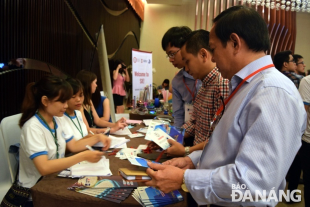 Các đối tác tham gia trao đổi tại Triển lãm khởi nghiệp Đà Nẵng 2016. Ảnh: DUYÊN ANH