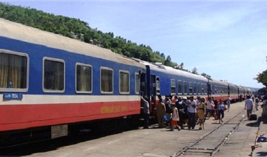 People board a Viet Nam Railways train. Tuoi Tre
