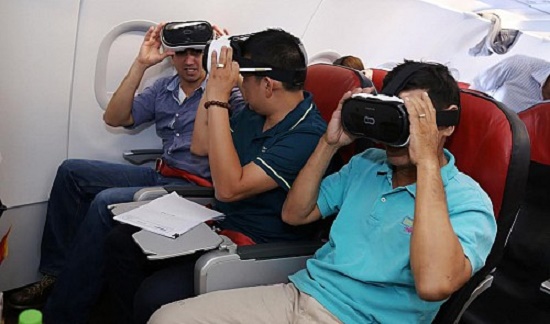 Passengers experience the virtual reality headsets on board a Vietjet flight. Tuoi Tre News
