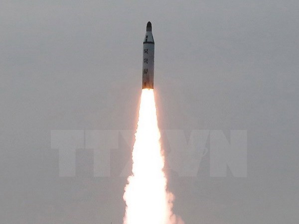 Một vụ phóng thử tên lửa chiến lược từ một tàu ngầm của Triều Tiên. (Ảnh: Reuters/TTXVN)