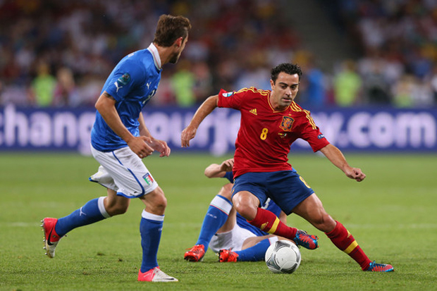 Từng bị Tây Ban Nha (áo đỏ) đánh bại đến 4-0 ở chung kết Euro 2012, lần này, Italy (áo xanh) đang có cơ hội đòi lại món nợ ngay từ vòng 1/8.    				   Ảnh: Zimbio
