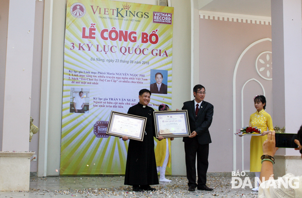 Linh mục Nguyễn Ngọc Phi nhận 2 bằng kỷ lục Việt Nam Vợ chồng CCB Trần Văn Xuất tại buổi nhận bằng Kỷ lục Việt Nam
