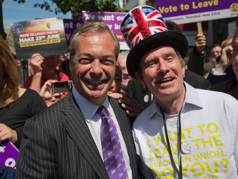 Thủ lĩnh đảng Độc lập Anh Nigel Farage (trái) trong chiến dịch vận động rời khỏi EU tại Clacton-on-Sea, miền đông Anh ngày 21/6. Ảnh: AFP/TTXVN