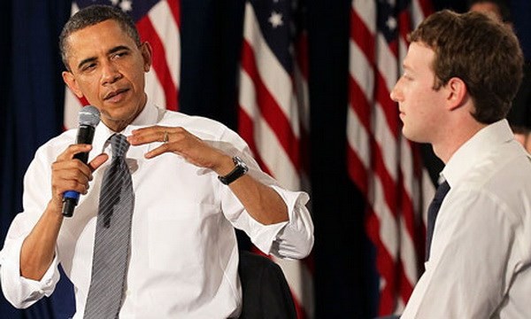 Tổng thống Mỹ Barack Obama và ông chủ Facebook Mark Zuckerberg trong một cuộc thảo luận ở trụ sở Facebook năm 2011. (Nguồn: Getty Images)