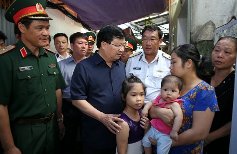Phó Thủ tướng Trịnh Đình Dũng thăm gia đình đống chí Nguyễn Bá Thế - một trong 9 chiến sĩ đang mất tích trên máy bay CASA-212. Ảnh: VGP/Xuân Tuyến