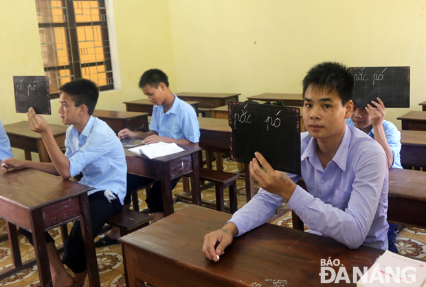 Em Phan Văn Th. (phải) trong giờ học văn hóa ở Trường Giáo dưỡng số 3. 