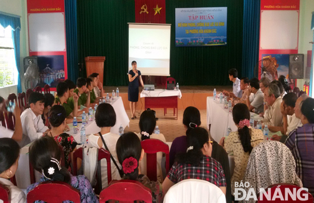 Buổi tập huấn công tác phòng chống bạo lực gia đình tại phường Hòa Khánh Bắc, quận Liên Chiểu. Ảnh: VĂN THÔNG