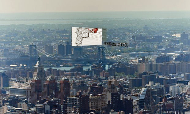  Tác phẩm nghệ thuật CJ Hendry trên bầu trời New York.