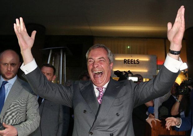 Niềm vui của ông Nigel Farage, lãnh đạo đảng Độc lập Anh - người ủng hộ Brexit.                      Ảnh: AFP
