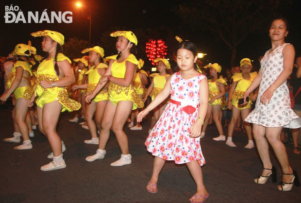 Thiếu nhi và phụ huynh cùng tham gia vũ điệu với đội hình học sinh tiểu học.