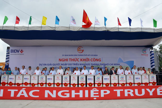 Thủ tướng Chính phủ Nguyễn Xuân Phúc cùng các đại biểu thực hiện nghi thức khởi công dự án.