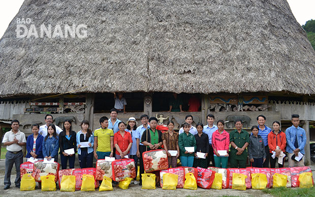 Công đoàn Văn phòng Thành ủy thăm, tặng quà tại xã Lăng, huyện Tây Giang, tỉnh Quảng Nam.