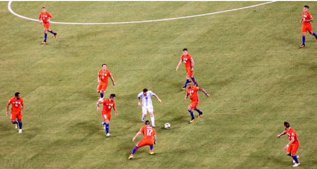 Messi (áo sọc trắng) trong vòng vây của 9 cầu thủ Chile.  (Nguồn:thethao24.vn)
