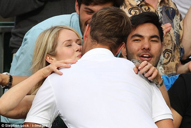 Marcus Willis ôm hôn bạn gái Bate sau khi thắng trận đầu ở Wimbledon 2016.