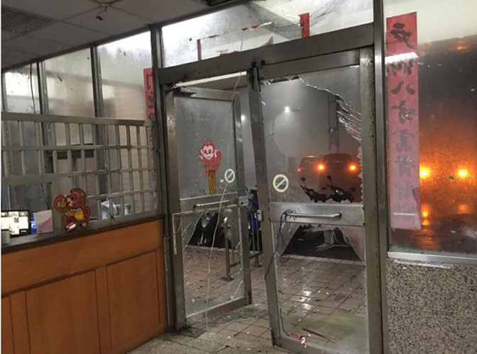Cửa kính của một cửa hàng ở Đài Trung bị vỡ tan vì bão. (Ảnh: Weather)