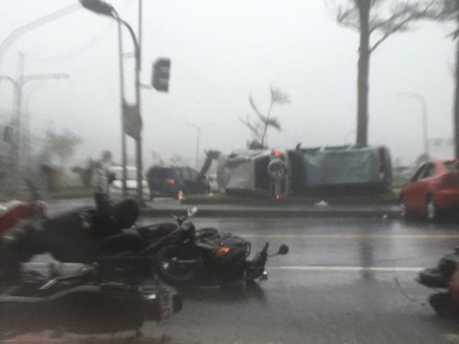 Giao thông trên đường phố Đài Trung hỗn loạn sau khi nhiều phương tiện gặp tai nạn do đường trơn và sức gió quá lớn. (Ảnh: weather)