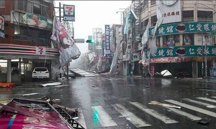 Biển hiệu ở đường phố Đài Trung bị cơn bão quét sạch. (Ảnh: The Guardian)