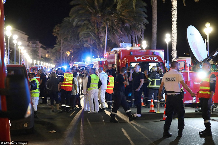 Thị trưởng thành phố Nice cũng lên tiếng xác nhận rằng “một kẻ đã sử dụng xe tải để đâm chết hàng chục người”. (ảnh: AFP). 