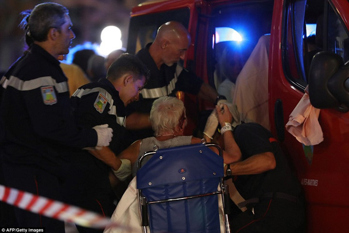 Bên cạnh 77 người thiệt mạng, có hơn 150 nạn nhân khác bị thương. (ảnh: AFP).