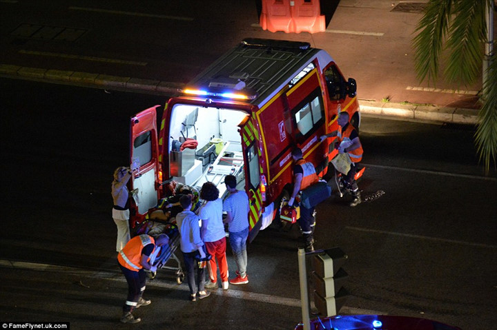 Một nạn nhân được nhanh chóng đưa lên xe cấp cứu. (ảnh: FameFlynet.uk.com).