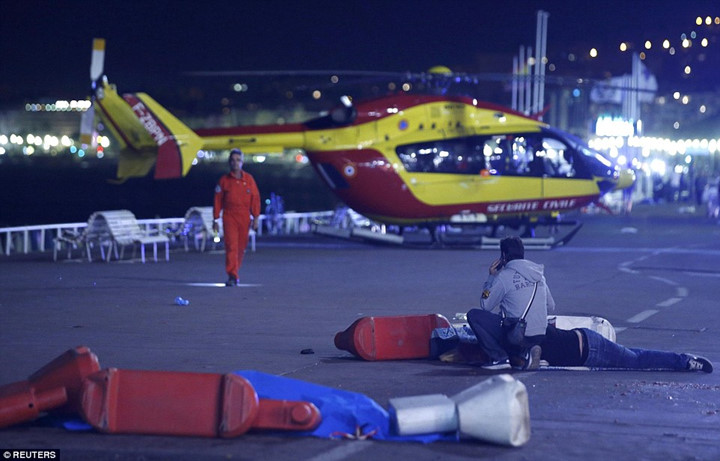 Trực thăng chở các nạn nhân đi cấp cứu. (ảnh: Reuters).