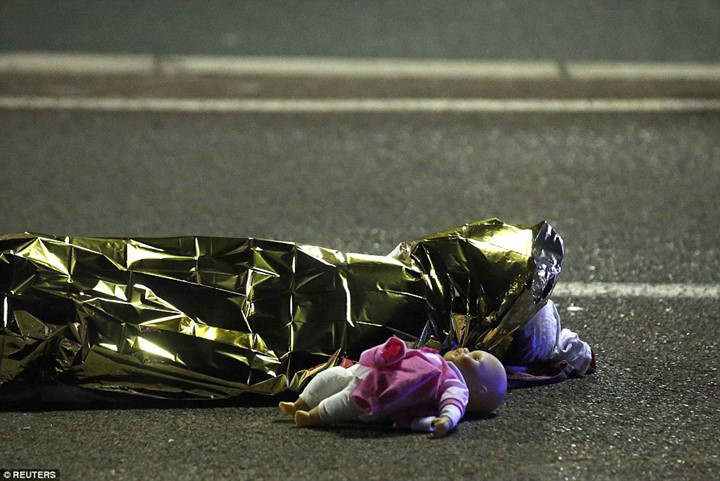   Búp bê của một nạn nhân trong vụ tấn công nằm lăn lóc trên đường sau giây phút kinh hoàng. (ảnh: Reuters).
