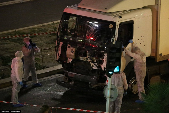 Chiếc xe tải gây ra vụ tấn công bị hư hỏng nặng, đầu xe bị đạn bắn lỗ chỗ. (ảnh: Sasha Goldsmith). 