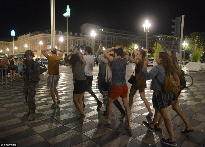Sau vụ tấn công, người dân thành phố Nice được khuyến cáo ở trong nhà. (ảnh: Reuters).  
