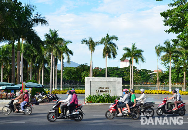 Chủ trương phá dỡ tường rào  Công viên 29-3 phía đường Nguyễn Tri Phương đã làm thay đổi diện mạo giữa lòng đô thị.  Ảnh: MINH TRÍ