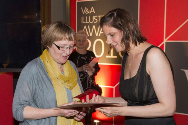 Họa sĩ Kate Milner ( trái) nhận giải thưởng V&A’s Illustration Awards 2016.
