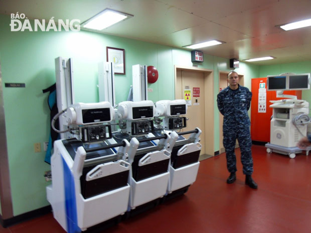 Các máy chụp X-quang được kết nối wifi để gửi trực tiếp hình ảnh tới các phòng khám trên tàu. Trên con tàu này có 4 phòng chụp X-quang.
