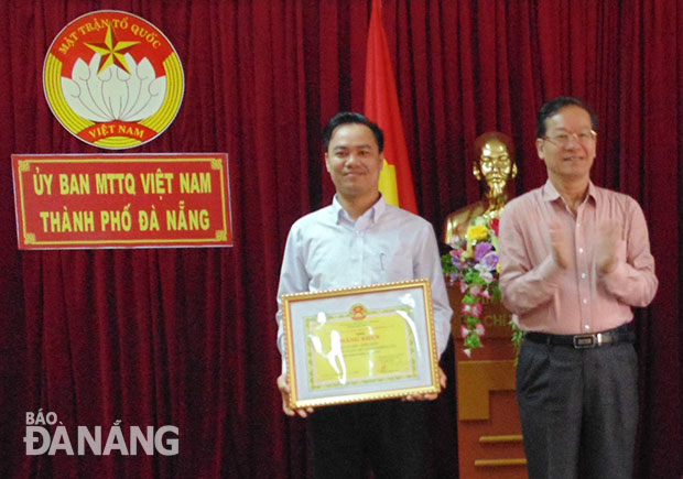 Ban Tổ chức-Tuyên giáo của Ủy ban MTTQ Việt Nam thành phố được khen thưởng vì làm tốt công tác tuyên truyền, vận động thực hiện các phong trào vì cộng đồng. 				     			             Ảnh: ĐẶNG NỞ