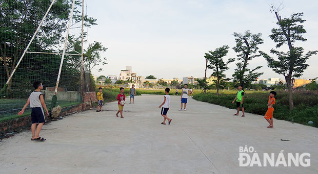 Xã hội hóa thế nào để bảo đảm lợi ích của người dân?  Trong ảnh: Trẻ em chơi bóng trên nền xi-măng trong khuôn viên Trung tâm Văn hóa-Thể thao quận Thanh Khê, trong  khi tại đây có đến 2 sân bóng cho tư nhân khai thác. Ảnh: NGỌC HÀ