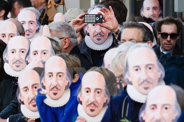 Nhiều người đeo mặt nạ trong lễ kỷ niệm 400 năm ngày mất Shakespeare tại thị trấn Stratford-Upon-Avon, quê hương của ông. (Ảnh: AFP/TTXVN)